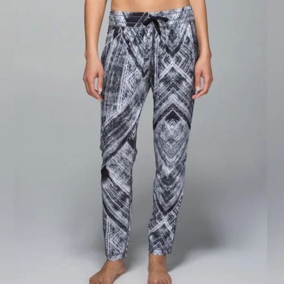Lululemon Athletica Namaskar Pant II Heat Wave Black Geometric Size 6 - Picture 3 of 10